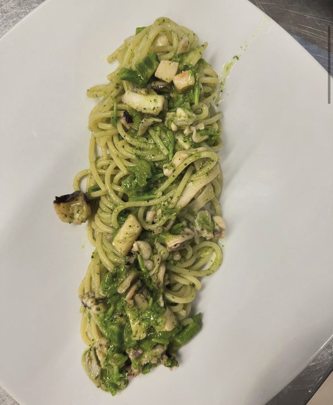 Spaghetti con calamari e friarielli, specialità de La Locanda Da Alfonso